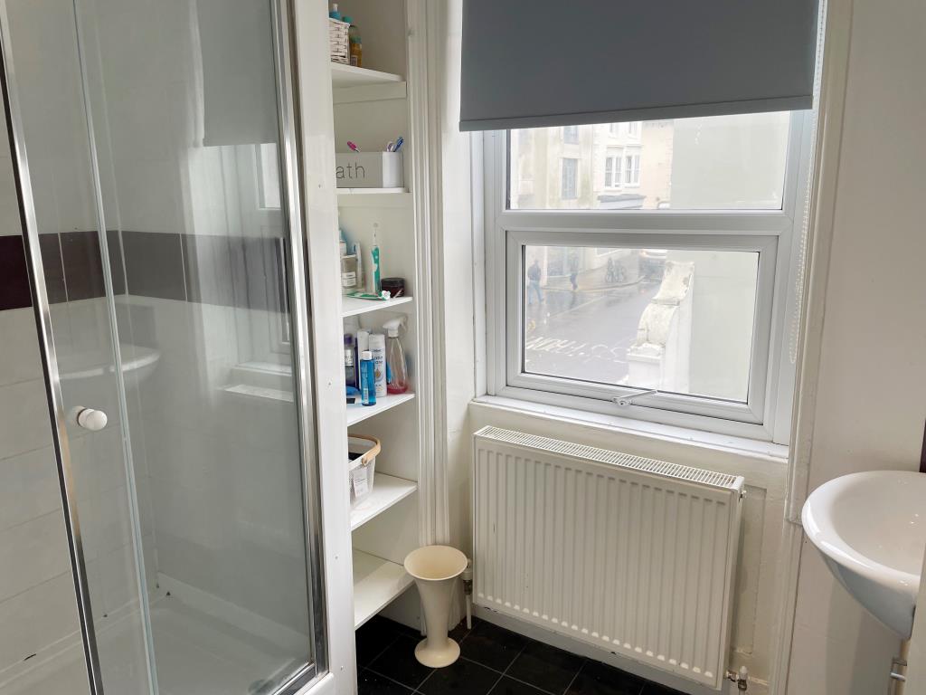 Lot: 100 - FREEHOLD HOUSE IN MULTIPLE OCCUPATION PLUS VACANT BASEMENT FLAT - Shower Room